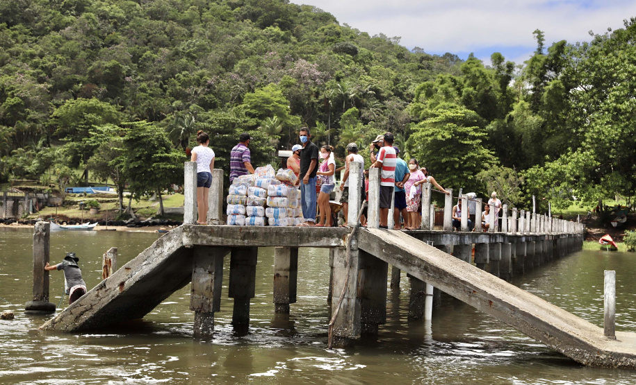 Portos do Paraná entrega cestas básicas a comunidades isoladas.