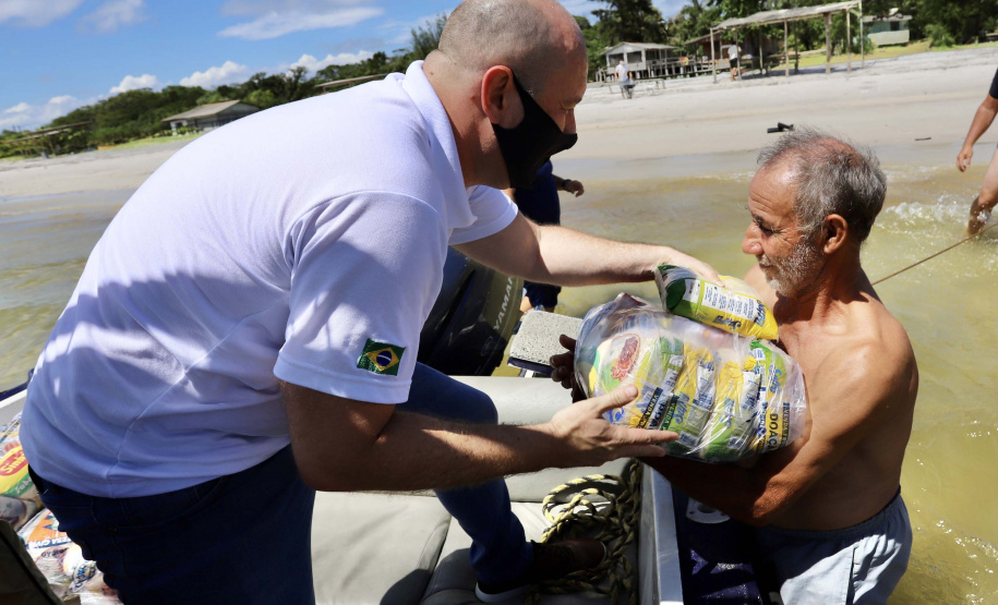Portos do Paraná entrega cestas básicas a comunidades isoladas.