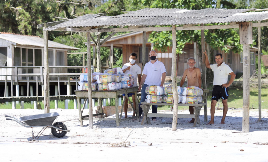 Portos do Paraná entrega cestas básicas a comunidades isoladas.