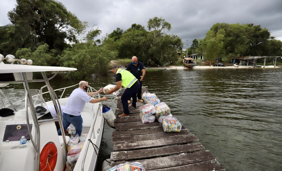 Portos do Paraná entrega cestas básicas a comunidades isoladas.
