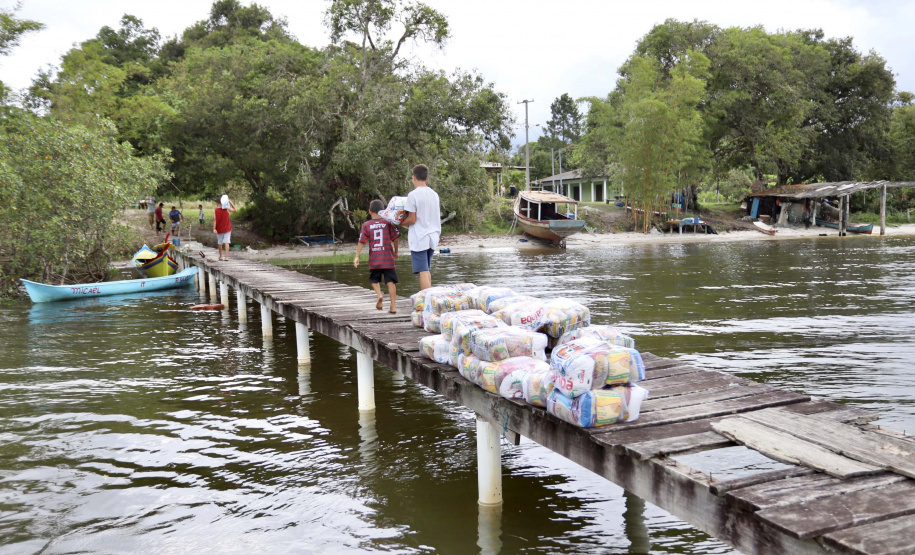Portos do Paraná entrega cestas básicas a comunidades isoladas.