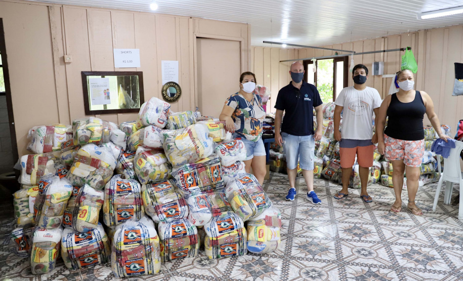 Portos do Paraná entrega cestas básicas a comunidades isoladas.