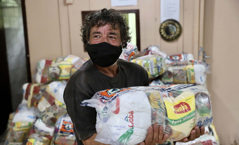 Portos do Paraná entrega cestas básicas a comunidades isoladas.