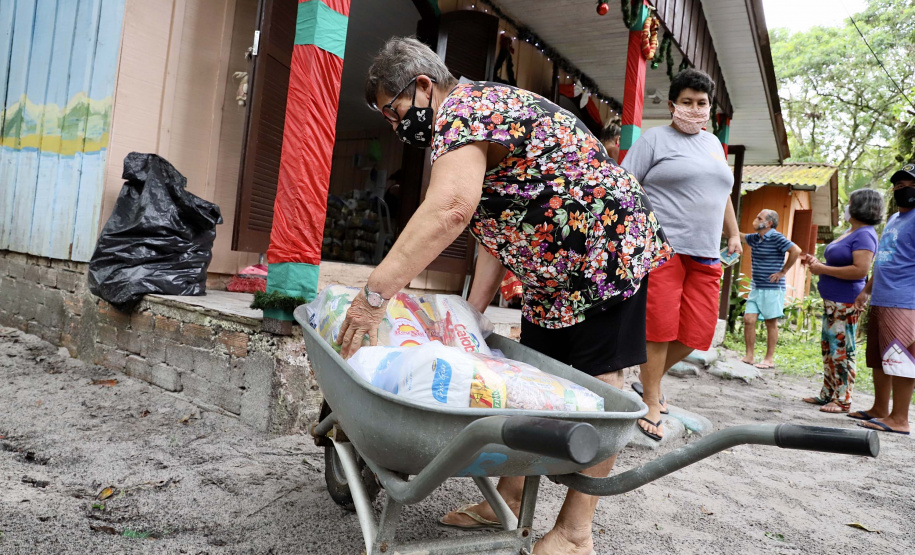 Portos do Paraná entrega cestas básicas a comunidades isoladas.