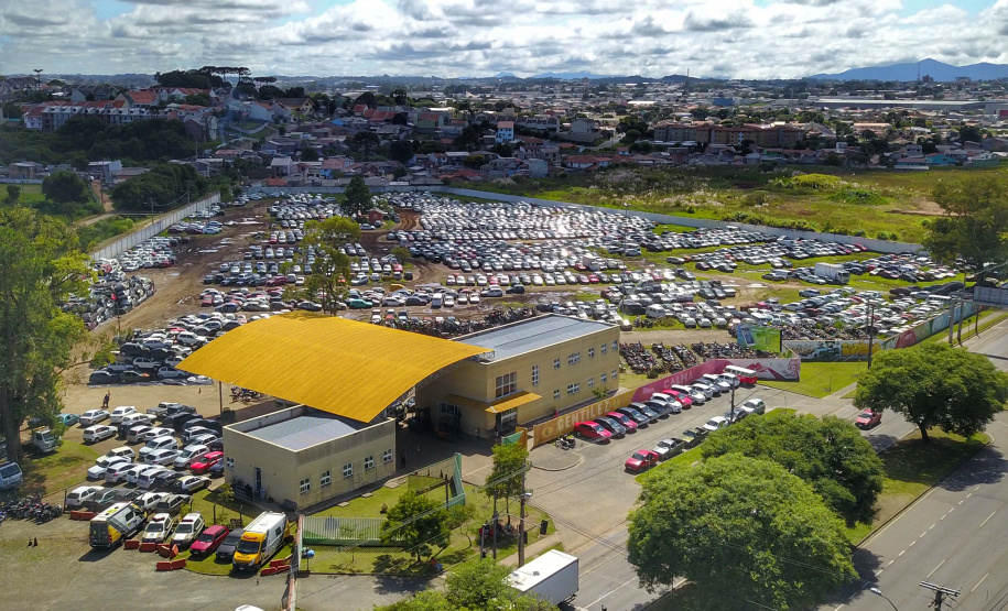 Lei Complementar foi sancionada pelo governador Ratinho Junior. Com isso, agência reguladora passa a atuar concessão dos pátios veiculares do Detran, primeiros de uma série do programa de parcerias do Estado. A PPP dos pátios vai gerar economia de R$ 10 milhões mensais.