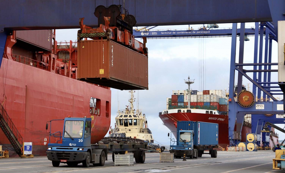 Série de recordes consolida bom ano dos portos do Paraná.