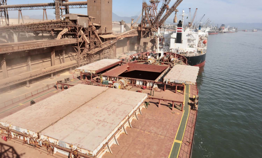 Série de recordes consolida bom ano dos portos do Paraná.