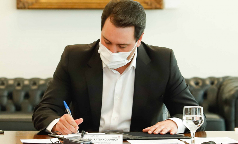 O governador Carlos Massa Ratinho Junior sancionou nesta quinta-feira (17) a lei que formaliza a suspensão temporária dos pagamentos da dívida com a União referentes à Lei N° 9.496/97, por conta da pandemia de Covid-19.Foto: Rodrigo Felix Leal