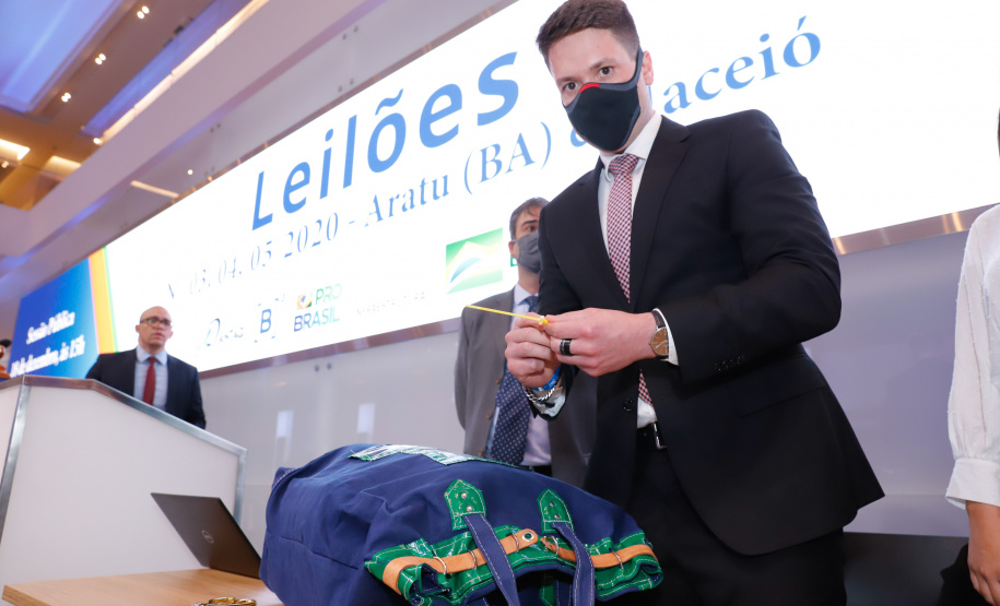 Paraná passa a ser o primeiro Estado do Brasil a conceder um terminal portuário por decisão própria. O terminal PAR12 tem 74,1 mil metros quadrados de área e capacidade estática para 4 mil veículos e armazenagem anual de 120 mil veículos.