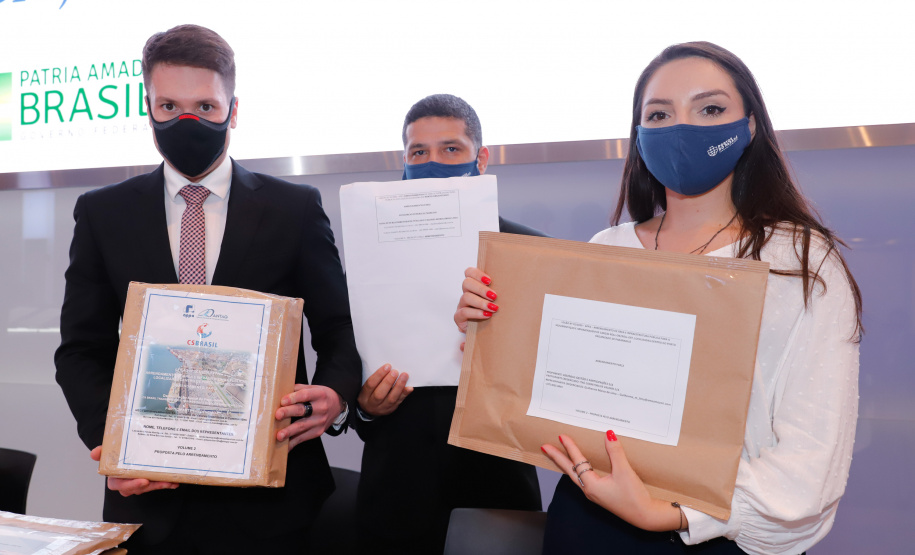 Paraná passa a ser o primeiro Estado do Brasil a conceder um terminal portuário por decisão própria. O terminal PAR12 tem 74,1 mil metros quadrados de área e capacidade estática para 4 mil veículos e armazenagem anual de 120 mil veículos.