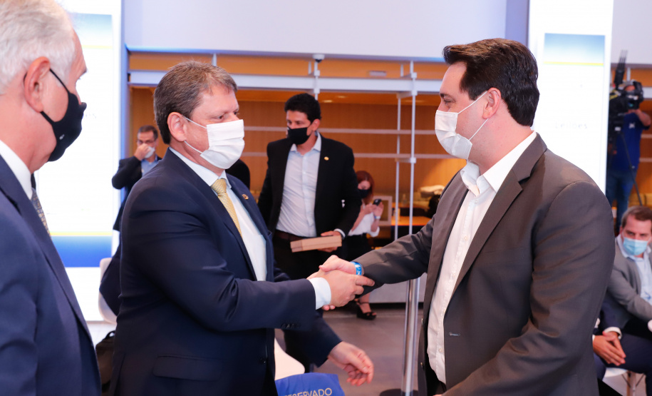 Paraná passa a ser o primeiro Estado do Brasil a conceder um terminal portuário por decisão própria. O terminal PAR12 tem 74,1 mil metros quadrados de área e capacidade estática para 4 mil veículos e armazenagem anual de 120 mil veículos.