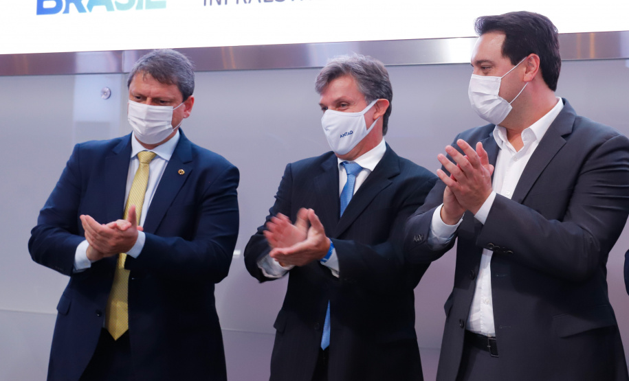 Paraná passa a ser o primeiro Estado do Brasil a conceder um terminal portuário por decisão própria. O terminal PAR12 tem 74,1 mil metros quadrados de área e capacidade estática para 4 mil veículos e armazenagem anual de 120 mil veículos.