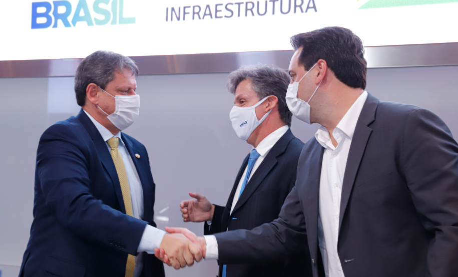 Paraná passa a ser o primeiro Estado do Brasil a conceder um terminal portuário por decisão própria. O terminal PAR12 tem 74,1 mil metros quadrados de área e capacidade estática para 4 mil veículos e armazenagem anual de 120 mil veículos.