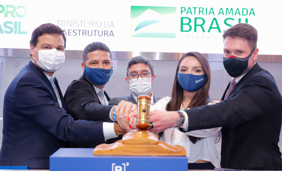 Paraná passa a ser o primeiro Estado do Brasil a conceder um terminal portuário por decisão própria. O terminal PAR12 tem 74,1 mil metros quadrados de área e capacidade estática para 4 mil veículos e armazenagem anual de 120 mil veículos.