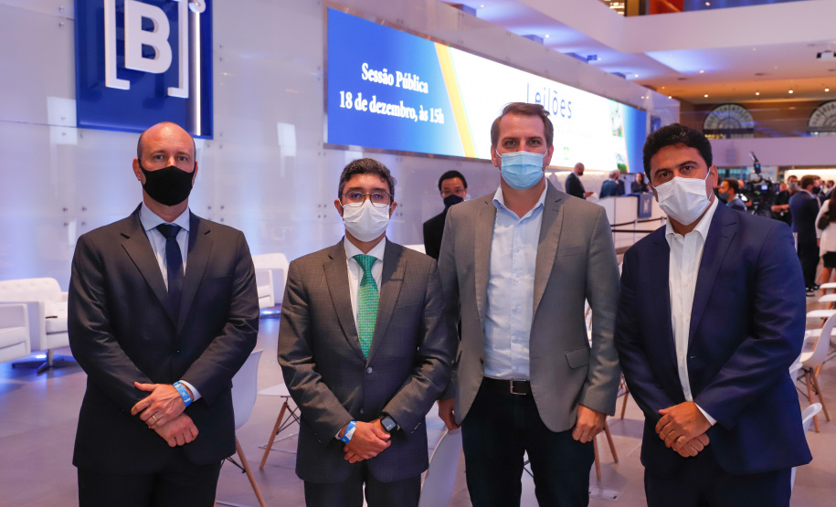 Paraná passa a ser o primeiro Estado do Brasil a conceder um terminal portuário por decisão própria. O terminal PAR12 tem 74,1 mil metros quadrados de área e capacidade estática para 4 mil veículos e armazenagem anual de 120 mil veículos.