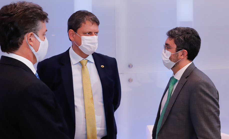 Paraná passa a ser o primeiro Estado do Brasil a conceder um terminal portuário por decisão própria. O terminal PAR12 tem 74,1 mil metros quadrados de área e capacidade estática para 4 mil veículos e armazenagem anual de 120 mil veículos.