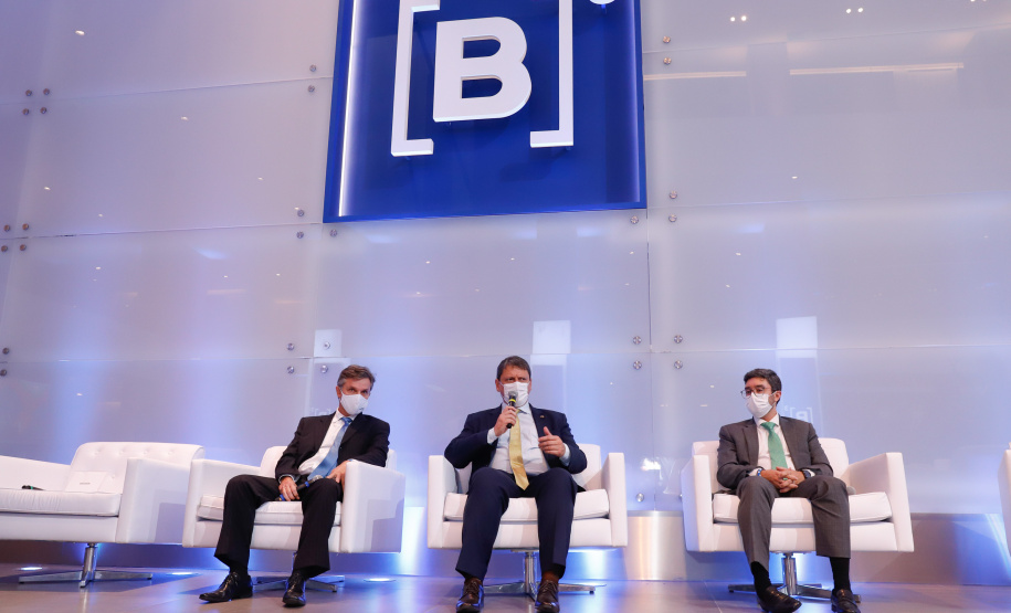 Paraná passa a ser o primeiro Estado do Brasil a conceder um terminal portuário por decisão própria. O terminal PAR12 tem 74,1 mil metros quadrados de área e capacidade estática para 4 mil veículos e armazenagem anual de 120 mil veículos.