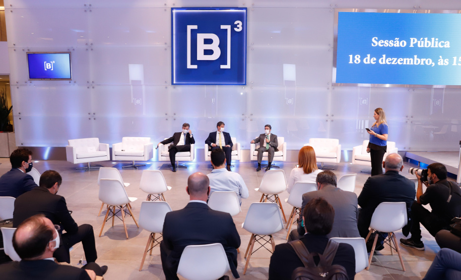 Paraná passa a ser o primeiro Estado do Brasil a conceder um terminal portuário por decisão própria. O terminal PAR12 tem 74,1 mil metros quadrados de área e capacidade estática para 4 mil veículos e armazenagem anual de 120 mil veículos.