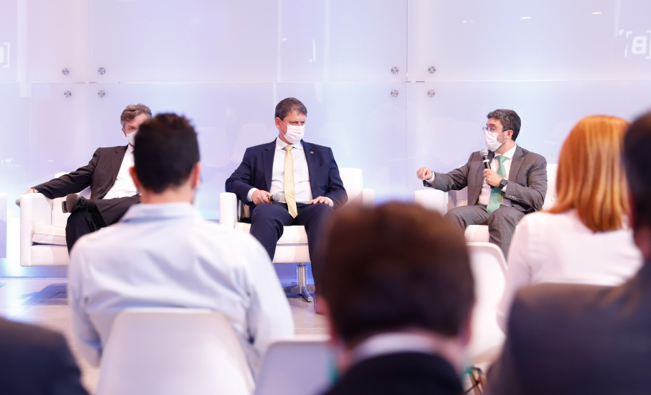 Paraná passa a ser o primeiro Estado do Brasil a conceder um terminal portuário por decisão própria. O terminal PAR12 tem 74,1 mil metros quadrados de área e capacidade estática para 4 mil veículos e armazenagem anual de 120 mil veículos.