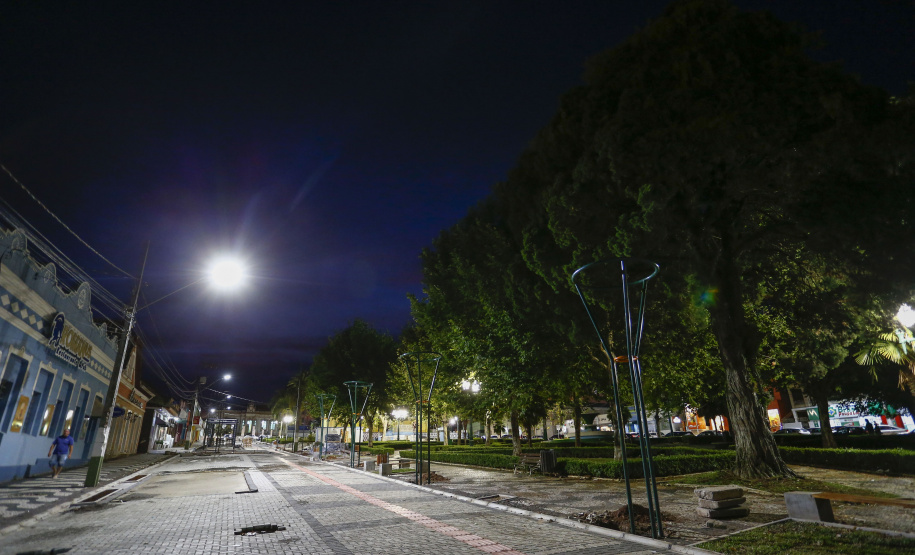 PALMEIRA - 02-12-2020 - OBRAS NA PRAÇA CENTRAL DE PALMEIRA - Foto: Jonathan Campos/ AEN
