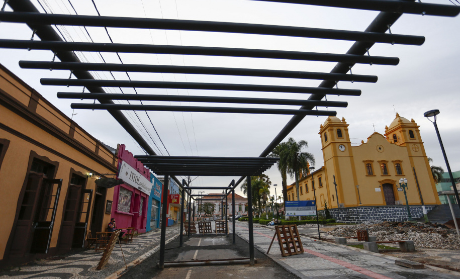 PALMEIRA - 02-12-2020 - OBRAS NA PRAÇA CENTRAL DE PALMEIRA - Foto: Jonathan Campos/ AEN