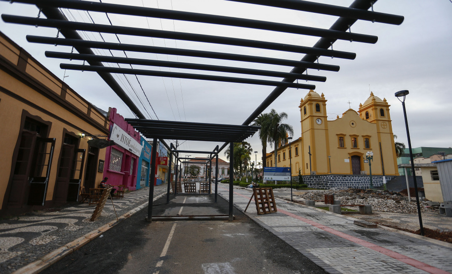 PALMEIRA - 02-12-2020 - OBRAS NA PRAÇA CENTRAL DE PALMEIRA - Foto: Jonathan Campos/ AEN