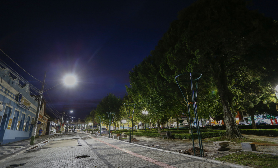 PALMEIRA - 02-12-2020 - OBRAS NA PRAÇA CENTRAL DE PALMEIRA - Foto: Jonathan Campos/ AEN