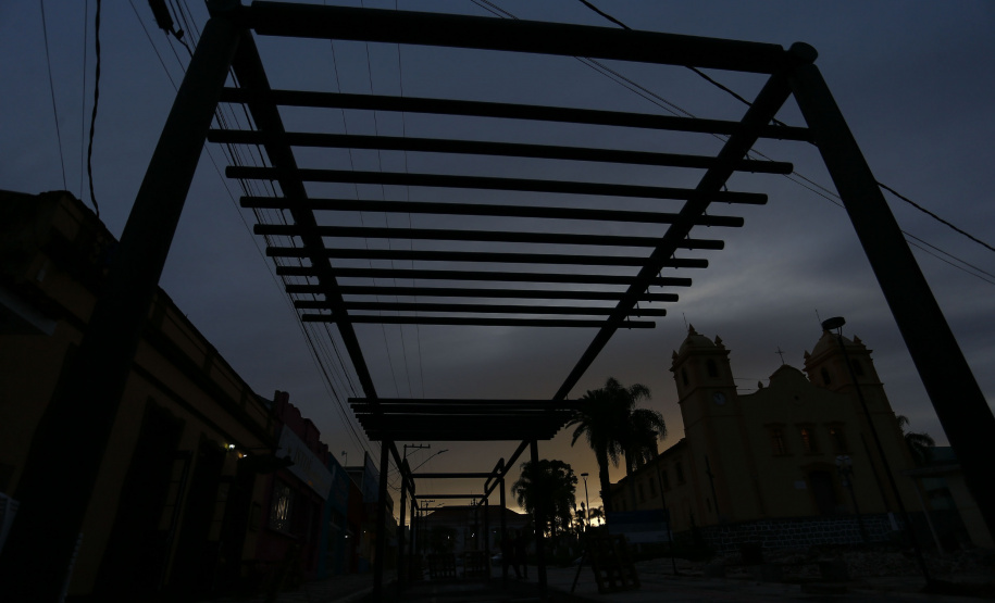 PALMEIRA - 02-12-2020 - OBRAS NA PRAÇA CENTRAL DE PALMEIRA - Foto: Jonathan Campos/ AEN