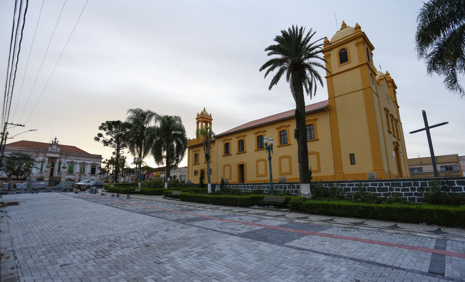 PALMEIRA - 02-12-2020 - OBRAS NA PRAÇA CENTRAL DE PALMEIRA - Foto: Jonathan Campos/ AEN