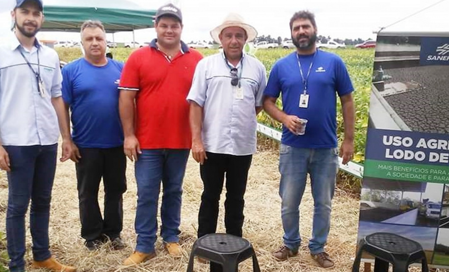 Técnicos da Sanepar e do IDR orientam agricultores sobre aplicação segura do lodo
Foto: SANEPAR