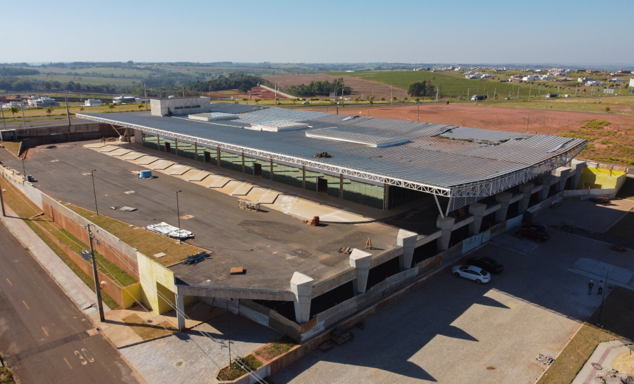 Obras do novo Terminal Rodoviário de Umuarama, que está situada na Avenida Romeu Zolim, no Parque Residencial Interlagos.  A nova rodoviária terá 7.599 m² de área construída, calçadas, boxes e demais instalações, além de ampla área externa para circulação, plataformas, estacionamento, jardins e áreas de passeio, banheiros, sala de administração, obras de acessibilidade e acessos facilitados para entrada e saída dos usuários. -  05/08/2020 -  Foto: Geraldo Bubniak/AEN