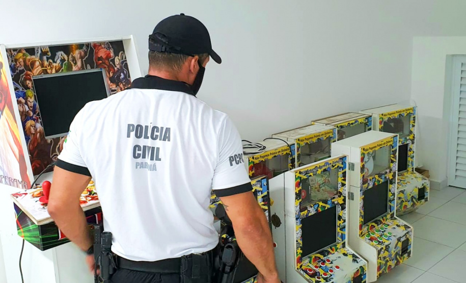 Polícia Civil do Paraná (PCPR) apreendeu oito máquinas caça-níqueis no centro de Matinhos, no Litoral do Estado. As apreensões ocorreram em dois estabelecimentos comerciais distintos. Foram apreendidas quatro máquinas em cada local.Foto>:PCPR