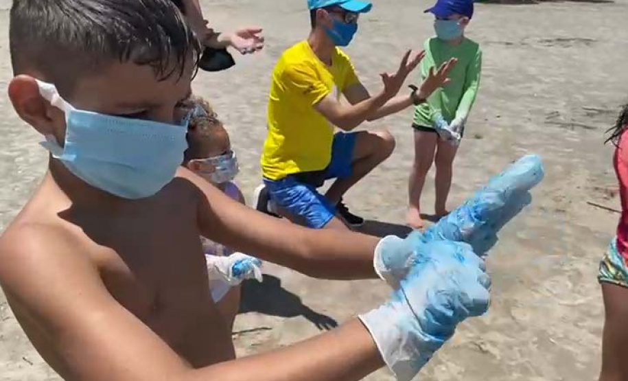 Acadêmicos de enfermagem orientam crianças sobre higiene das mãos
. Foto: SESA