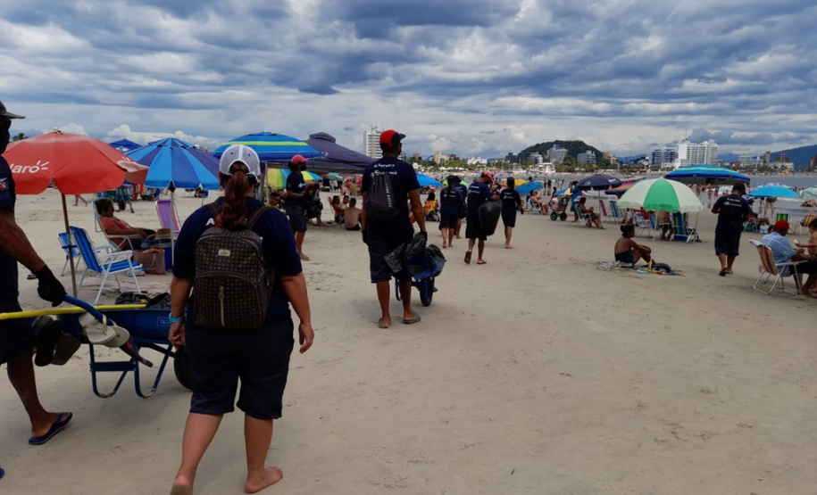Equipe percorre todos os dias 48 km de areia e faz coleta manual  -  Curitiba, 04/01/2021  -  Foto: Divulgação Sanepar