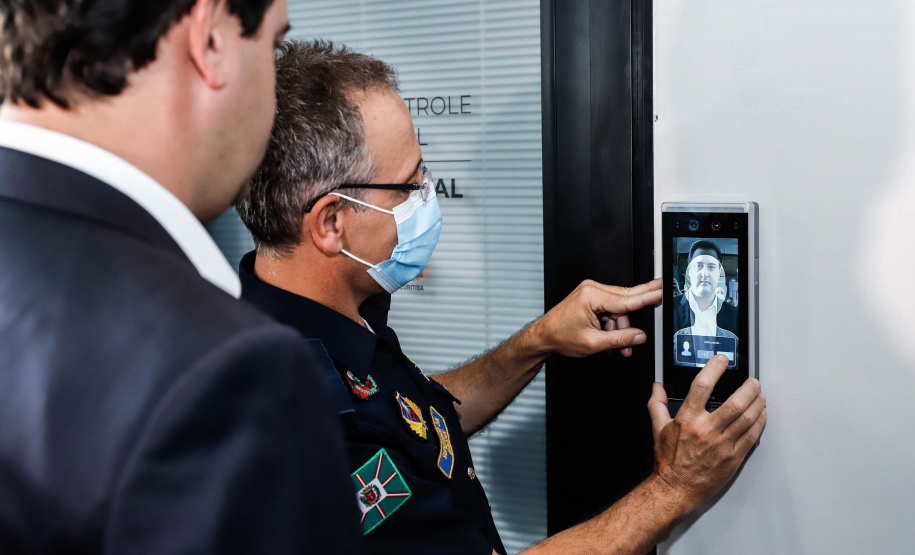 O governador Carlos Massa Ratinho Junior participou nesta terça-feira (5) da inauguração do Centro de Controle da Muralha Digital, projeto da Prefeitura de Curitiba voltado à gestão do trânsito, da segurança pública e também dos eventos climáticos que atingem a Capital.