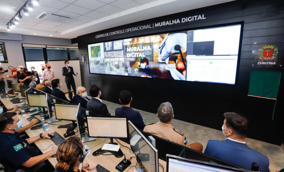 O governador Carlos Massa Ratinho Junior participou nesta terça-feira (5) da inauguração do Centro de Controle da Muralha Digital, projeto da Prefeitura de Curitiba voltado à gestão do trânsito, da segurança pública e também dos eventos climáticos que atingem a Capital.