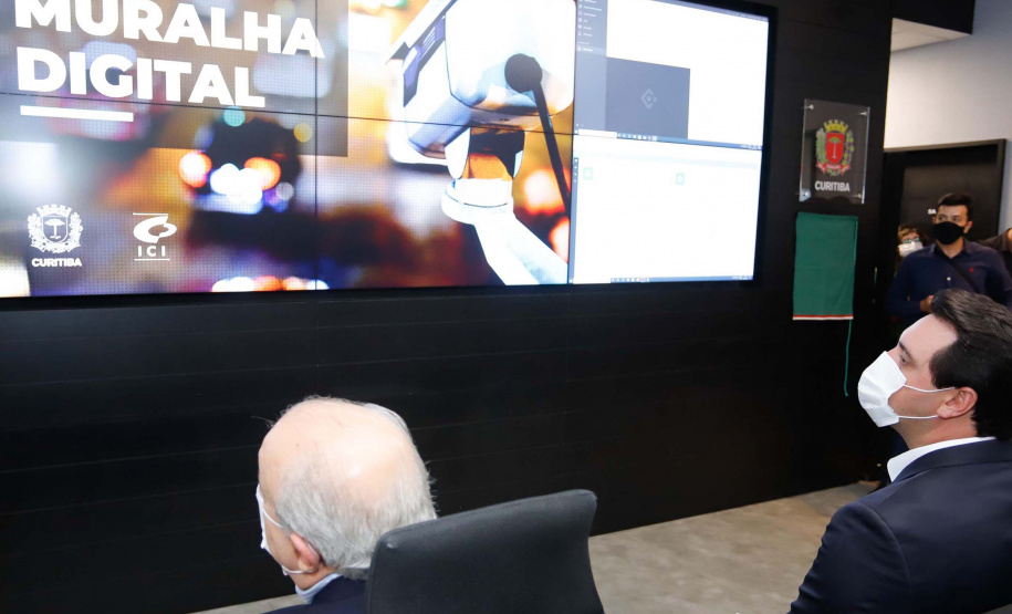 O governador Carlos Massa Ratinho Junior participou nesta terça-feira (5) da inauguração do Centro de Controle da Muralha Digital, projeto da Prefeitura de Curitiba voltado à gestão do trânsito, da segurança pública e também dos eventos climáticos que atingem a Capital.