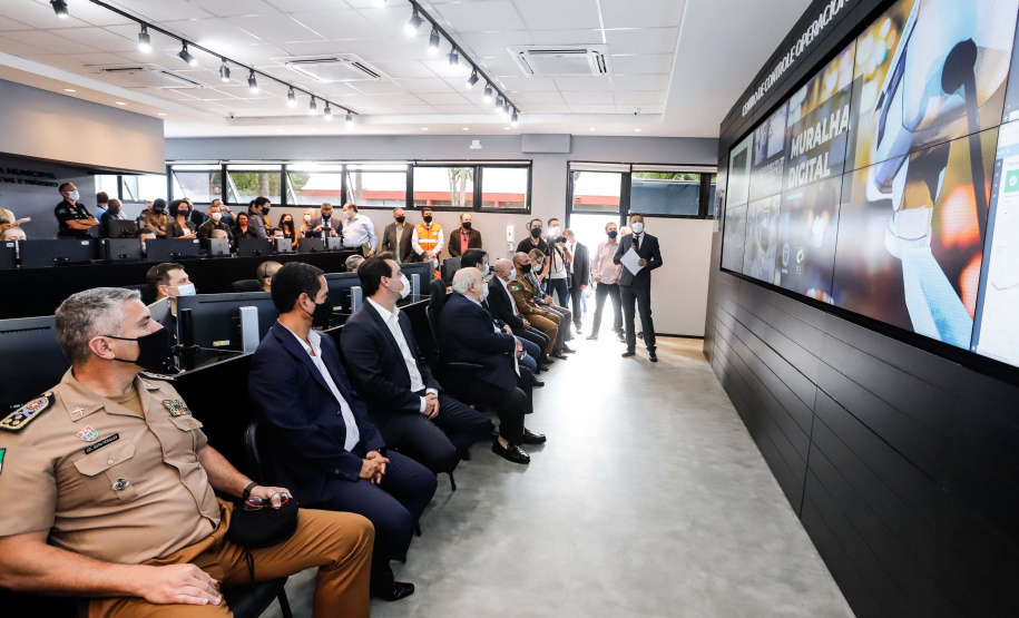 O governador Carlos Massa Ratinho Junior participou nesta terça-feira (5) da inauguração do Centro de Controle da Muralha Digital, projeto da Prefeitura de Curitiba voltado à gestão do trânsito, da segurança pública e também dos eventos climáticos que atingem a Capital.