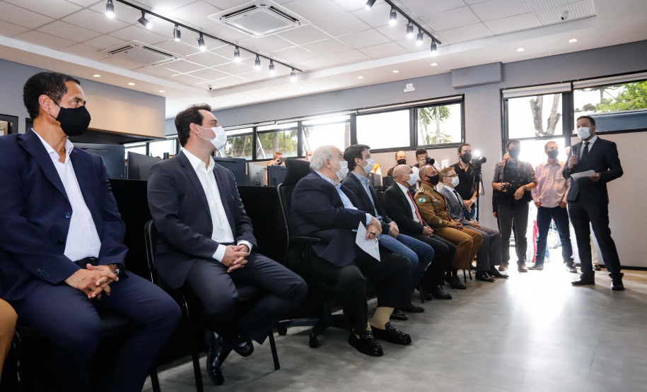 O governador Carlos Massa Ratinho Junior participou nesta terça-feira (5) da inauguração do Centro de Controle da Muralha Digital, projeto da Prefeitura de Curitiba voltado à gestão do trânsito, da segurança pública e também dos eventos climáticos que atingem a Capital.