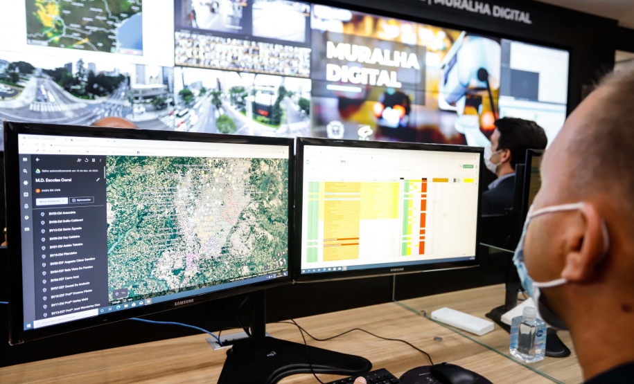 O governador Carlos Massa Ratinho Junior participou nesta terça-feira (5) da inauguração do Centro de Controle da Muralha Digital, projeto da Prefeitura de Curitiba voltado à gestão do trânsito, da segurança pública e também dos eventos climáticos que atingem a Capital.