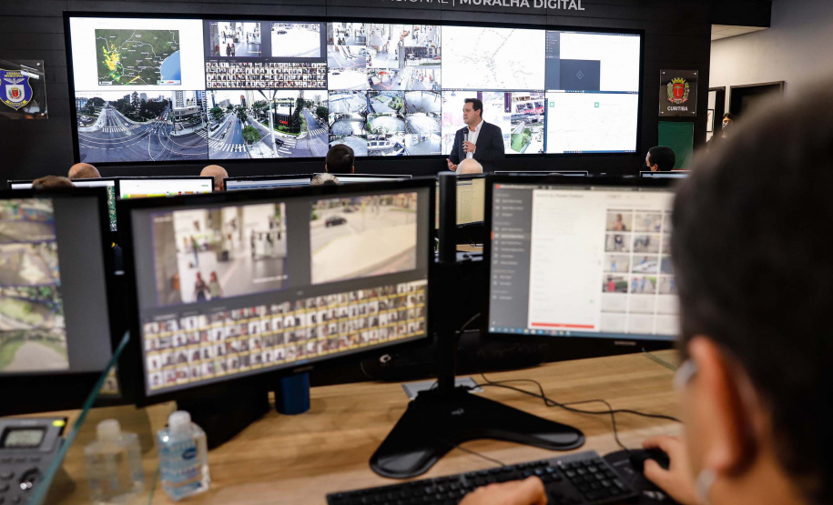 O governador Carlos Massa Ratinho Junior participou nesta terça-feira (5) da inauguração do Centro de Controle da Muralha Digital, projeto da Prefeitura de Curitiba voltado à gestão do trânsito, da segurança pública e também dos eventos climáticos que atingem a Capital.