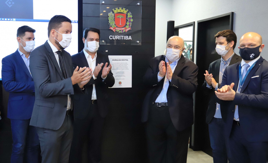 O governador Carlos Massa Ratinho Junior participou nesta terça-feira (5) da inauguração do Centro de Controle da Muralha Digital, projeto da Prefeitura de Curitiba voltado à gestão do trânsito, da segurança pública e também dos eventos climáticos que atingem a Capital.