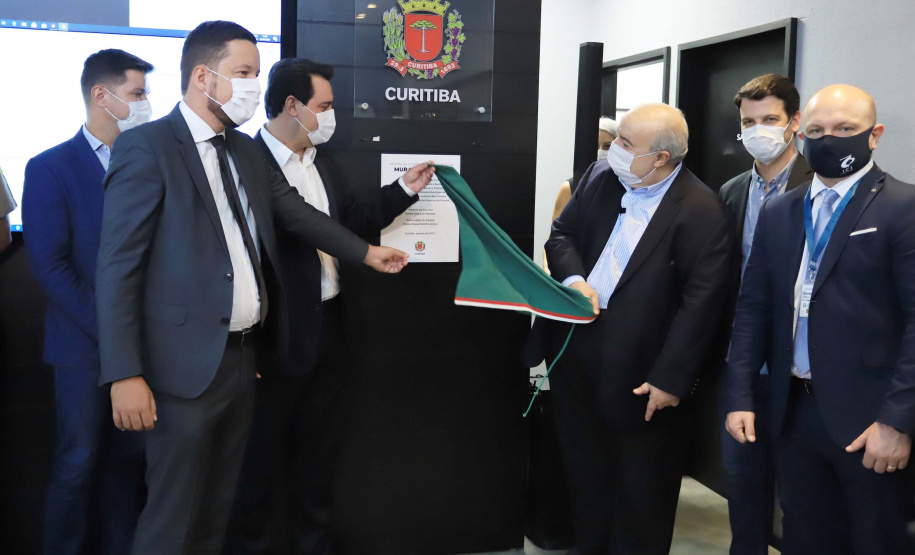 O governador Carlos Massa Ratinho Junior participou nesta terça-feira (5) da inauguração do Centro de Controle da Muralha Digital, projeto da Prefeitura de Curitiba voltado à gestão do trânsito, da segurança pública e também dos eventos climáticos que atingem a Capital.