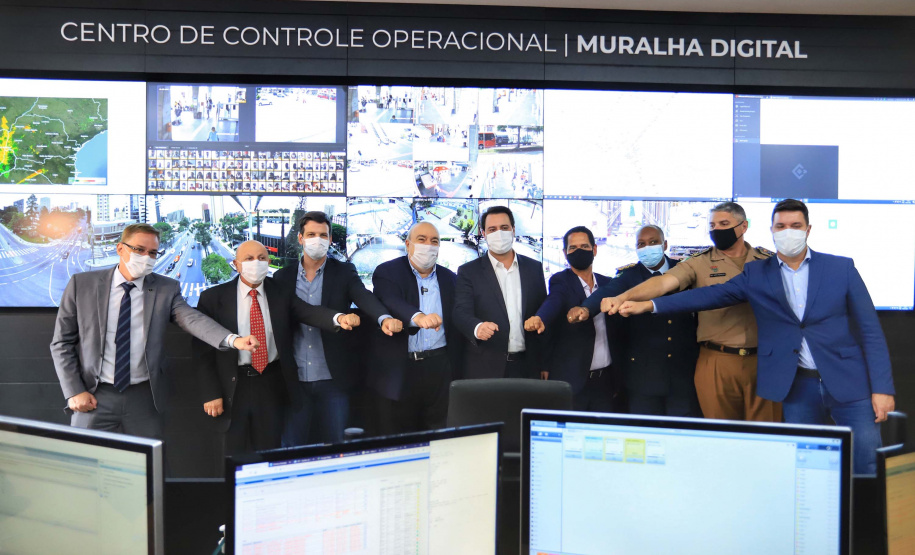 O governador Carlos Massa Ratinho Junior participou nesta terça-feira (5) da inauguração do Centro de Controle da Muralha Digital, projeto da Prefeitura de Curitiba voltado à gestão do trânsito, da segurança pública e também dos eventos climáticos que atingem a Capital.