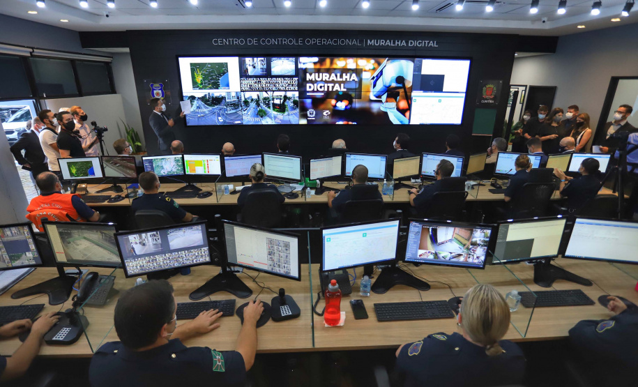 O governador Carlos Massa Ratinho Junior participou nesta terça-feira (5) da inauguração do Centro de Controle da Muralha Digital, projeto da Prefeitura de Curitiba voltado à gestão do trânsito, da segurança pública e também dos eventos climáticos que atingem a Capital.