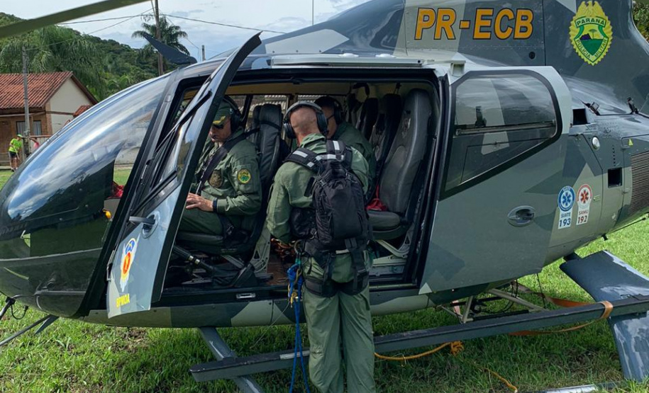 Nos primeiros 15 dias do Verão Consciente 2020/2021, o Batalhão de Polícia Militar de Operações Aéreas (BPMOA) atuou em resgates e remoções aeromédicas e prestou apoio com patrulhamento aéreo e atendimento de vítimas de afogamentos e acidentes de trânsito no Litoral.  - Curitiba, 05/01/2021 - Foto: Divulgação BPMOA/PMPR/SESP