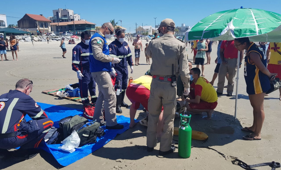 Nos primeiros 15 dias do Verão Consciente 2020/2021, o Batalhão de Polícia Militar de Operações Aéreas (BPMOA) atuou em resgates e remoções aeromédicas e prestou apoio com patrulhamento aéreo e atendimento de vítimas de afogamentos e acidentes de trânsito no Litoral.  - Curitiba, 05/01/2021 - Foto: Divulgação BPMOA/PMPR/SESP