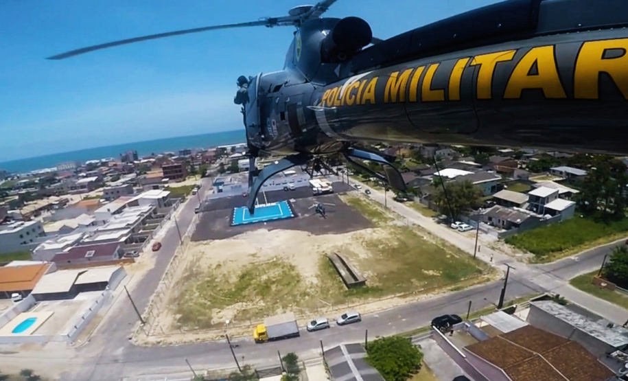 Nos primeiros 15 dias do Verão Consciente 2020/2021, o Batalhão de Polícia Militar de Operações Aéreas (BPMOA) atuou em resgates e remoções aeromédicas e prestou apoio com patrulhamento aéreo e atendimento de vítimas de afogamentos e acidentes de trânsito no Litoral.  - Curitiba, 05/01/2021 - Foto: Divulgação BPMOA/PMPR/SESP