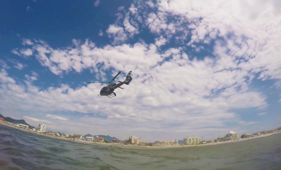 Nos primeiros 15 dias do Verão Consciente 2020/2021, o Batalhão de Polícia Militar de Operações Aéreas (BPMOA) atuou em resgates e remoções aeromédicas e prestou apoio com patrulhamento aéreo e atendimento de vítimas de afogamentos e acidentes de trânsito no Litoral.  - Curitiba, 05/01/2021 - Foto: Divulgação BPMOA/PMPR/SESP