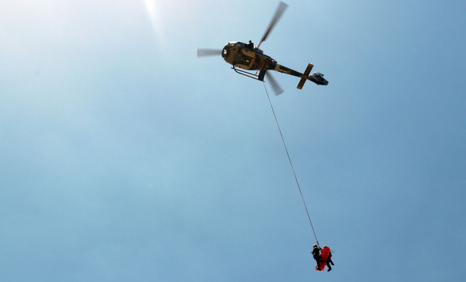 Nos primeiros 15 dias do Verão Consciente 2020/2021, o Batalhão de Polícia Militar de Operações Aéreas (BPMOA) atuou em resgates e remoções aeromédicas e prestou apoio com patrulhamento aéreo e atendimento de vítimas de afogamentos e acidentes de trânsito no Litoral.  - Curitiba, 05/01/2021 - Foto: Divulgação BPMOA/PMPR/SESP